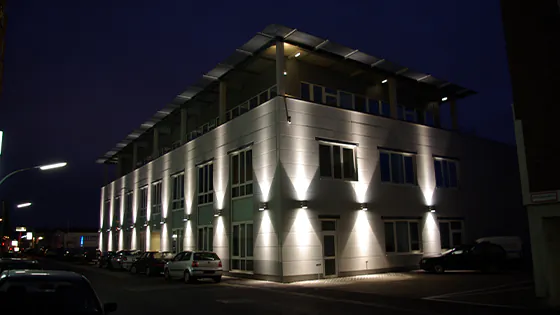 Facade lighting as protection against burglary